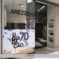 Adesivo Impresso em Sistema Digital de Alta Resolução Flipado e Aplicado em Vitrine 